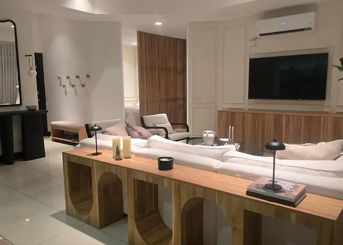 Luxury By The Beach!